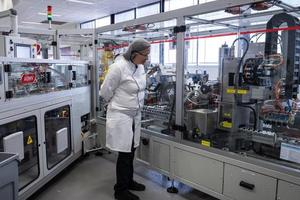 探秘巴黎網(wǎng)紅化妝品生產(chǎn)車間 深受中國女性青睞的制造奧秘